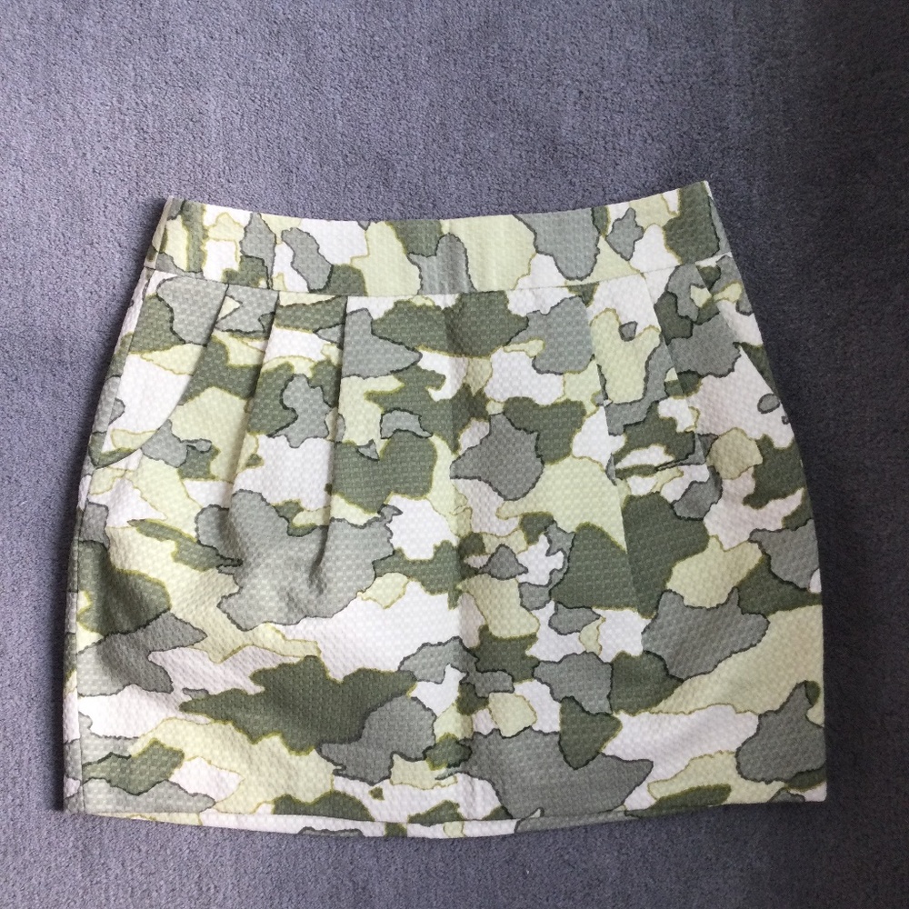 Club Monaco mini skirt camo sz 6